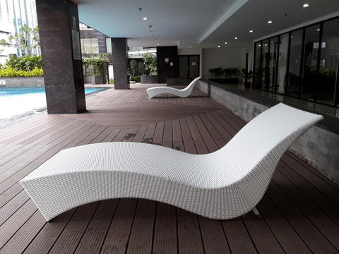 Kursi Lounger Rotan Putih